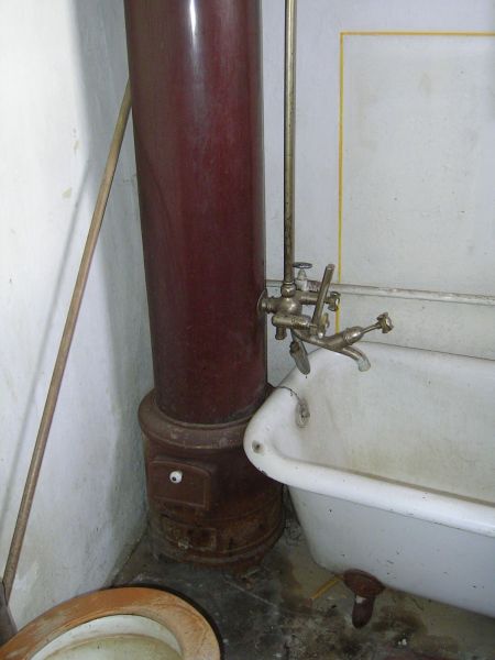 A II. világháború előtti "modern" fürdőszoba berendezése